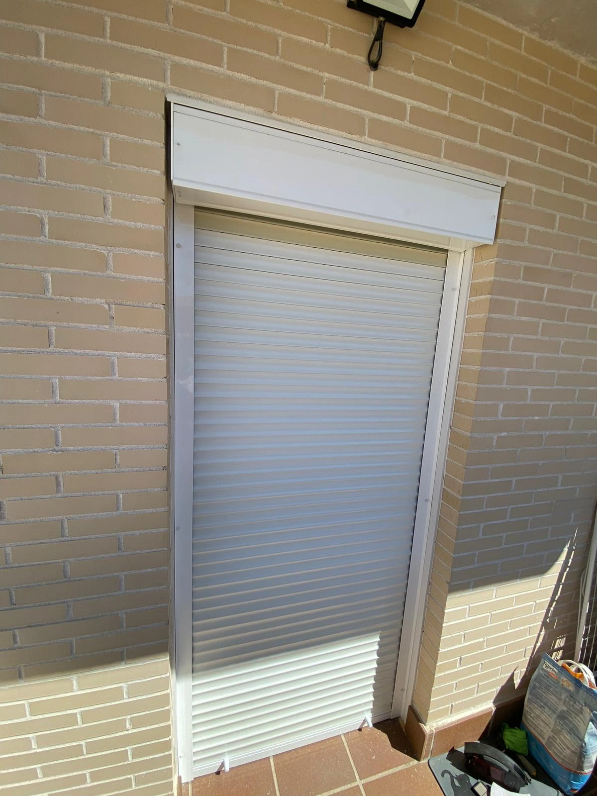 Instalación de persiana enrollable en oficina